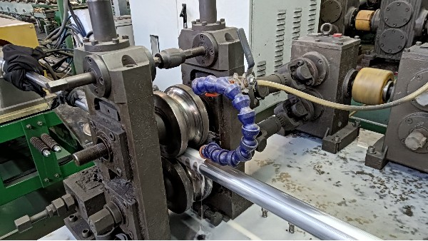 新能源电池行业的304和316L胜游平台焊管材质对比