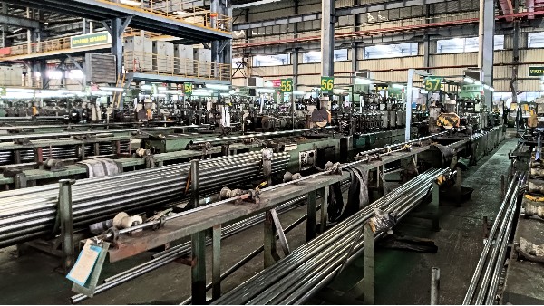 胜游平台管自动化产线中传输带与上料杆的“精准”与“耐磨”